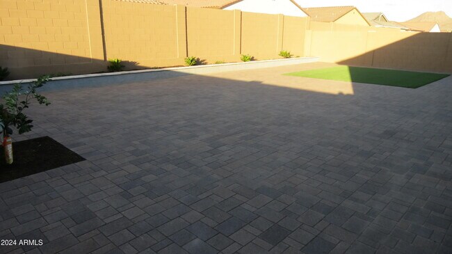 Building Photo - 7710 W Jackrabbit Ln