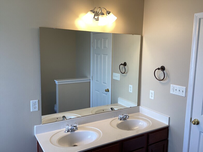 Building Photo - 1018 Skillbeck Rd