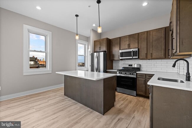 Building Photo - 400 S Conkling St