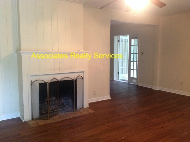 Building Photo - 7 Blocks to Campus! 3 Bed, 2 Bath with a F...