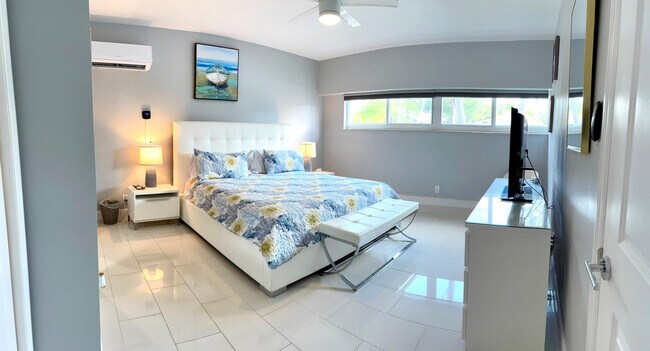 Building Photo - 1705 N Riverside Dr