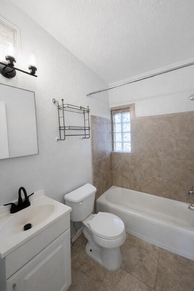 Building Photo - 2648 Dellwood Ave