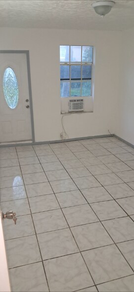 Building Photo - 833 36th St