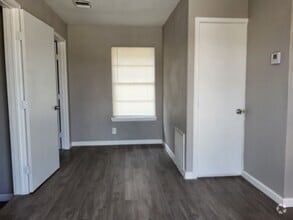 Building Photo - 1/1 rear apartment ready for move-in WITH ...