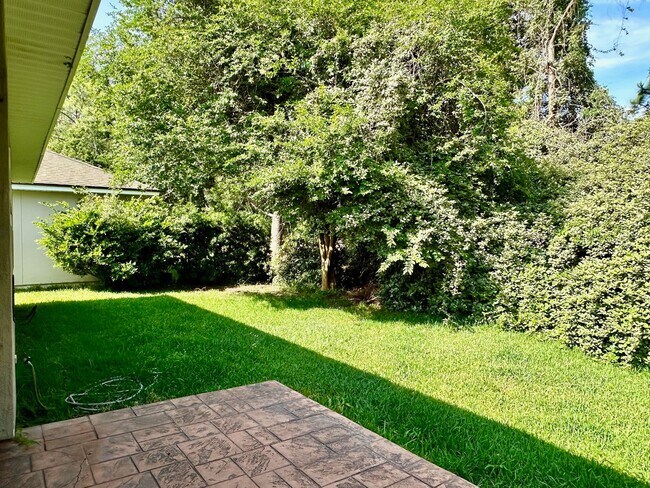 Building Photo - North Hampton! Amenities Galore! 4 Bed, 3 Bath!