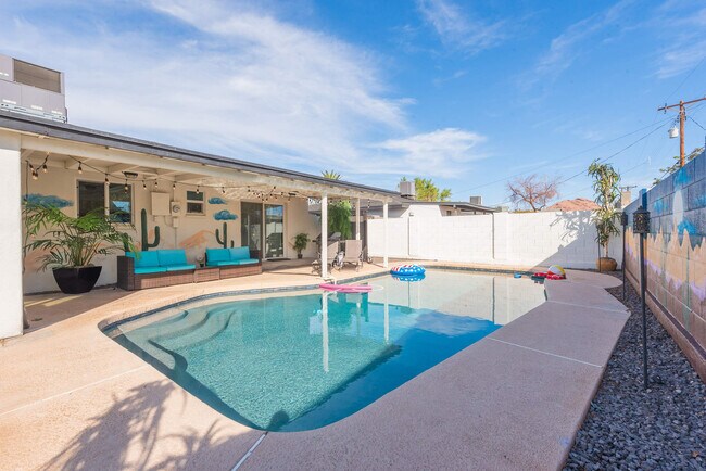 Building Photo - 4917 E Granada Rd