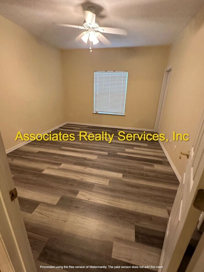 Building Photo - GREAT LOCATION-  3 Bedroom- LOOK!