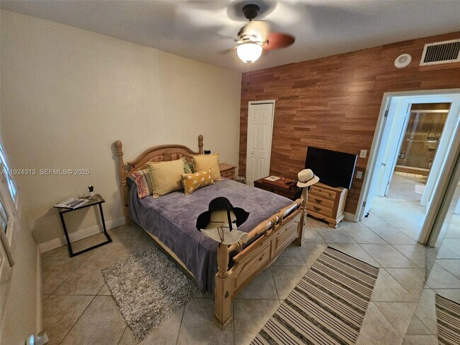 Building Photo - 4200 Hillcrest Dr