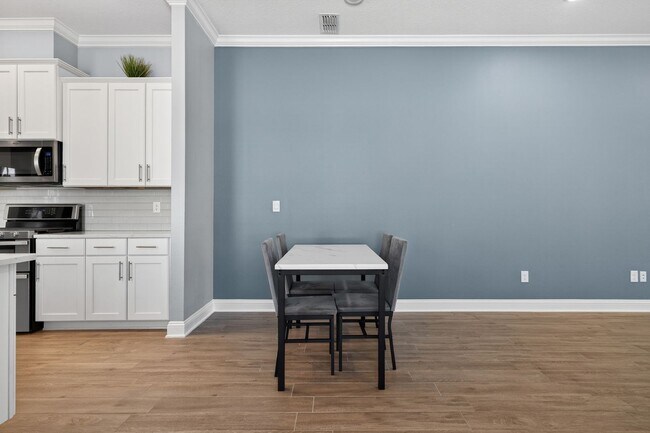 Building Photo - Resort-Style Living!