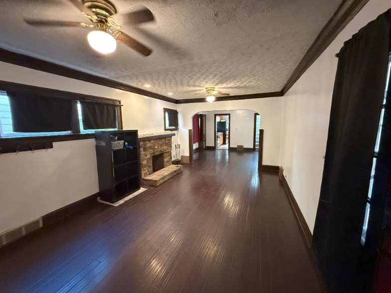 Building Photo - 3347 W 131st St