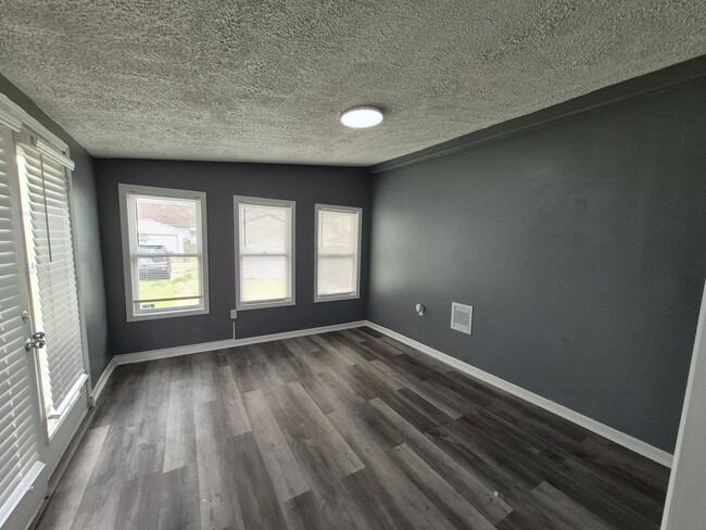 Building Photo - Get this adorable 3-bedroom 2 full bath ho...