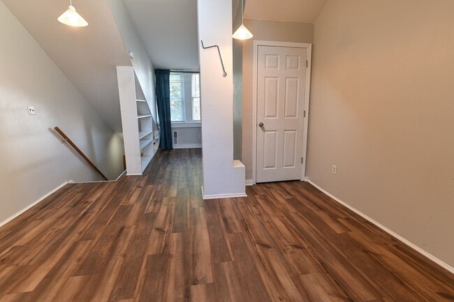 Building Photo - Adorable 2 Bedroom Single Family on Penn St