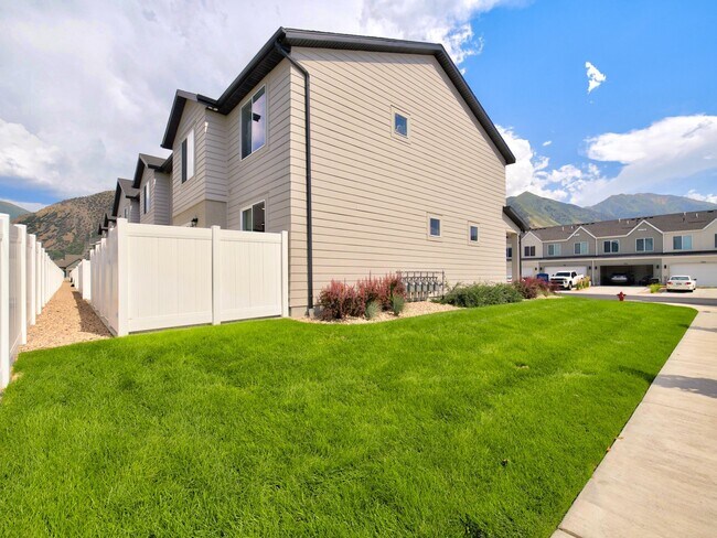 Building Photo - 1721 Albion Dr