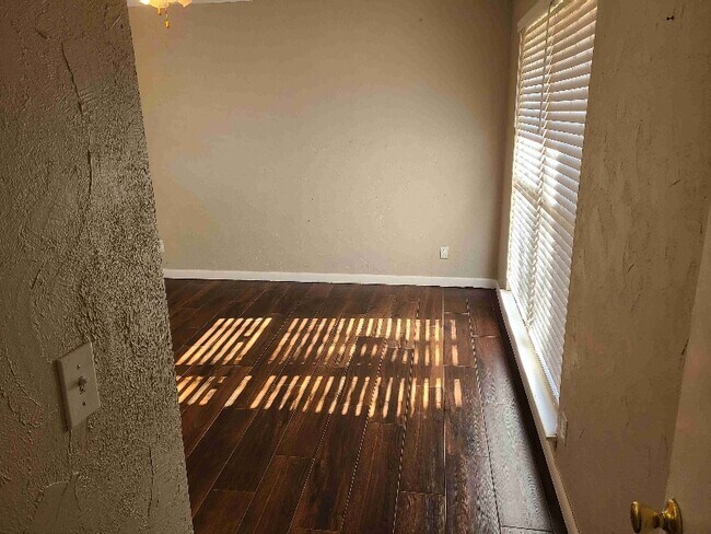 Building Photo - 2152 Huntleigh Dr