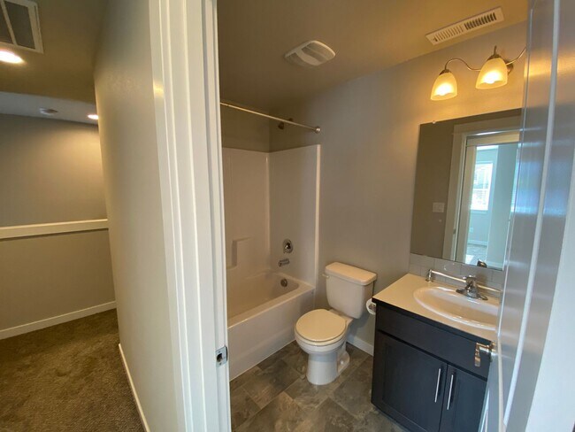 Building Photo - 3 Bed 2.5 Bath home in central Bend!