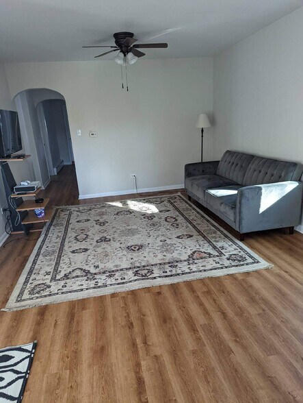 Building Photo - 5454 W Windsor Ave