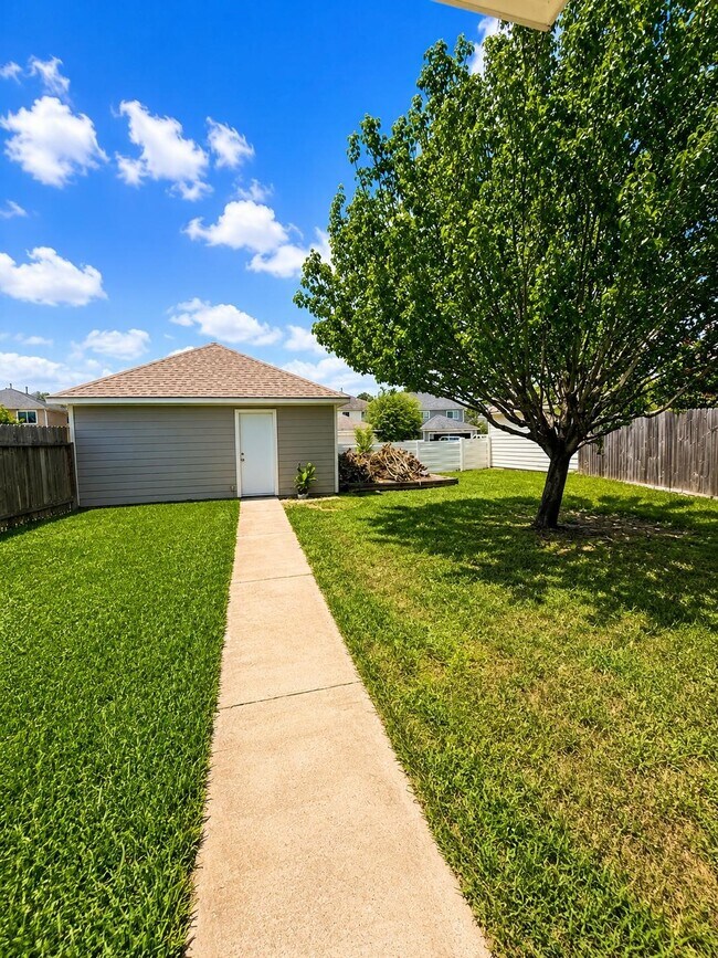 Building Photo - 6146 Settlers Lake Cir W