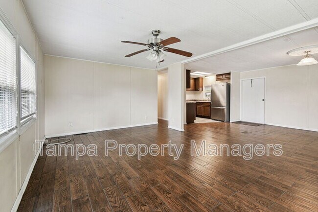 Building Photo - 242 Country Ln