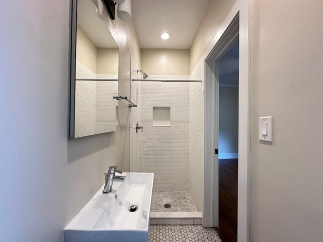 Building Photo - 1364 E 52nd St