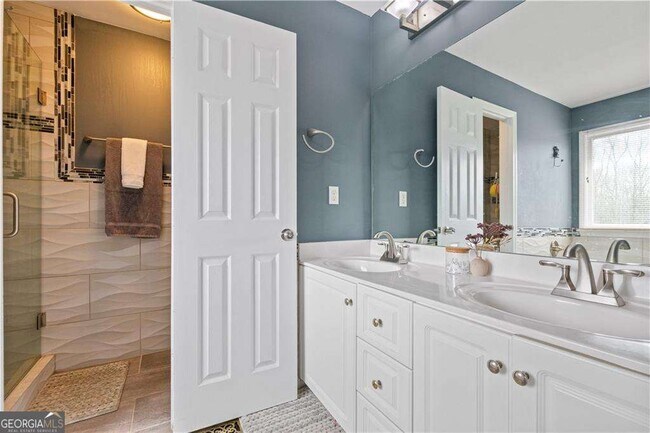 Building Photo - 2437 Pondside Pl NE