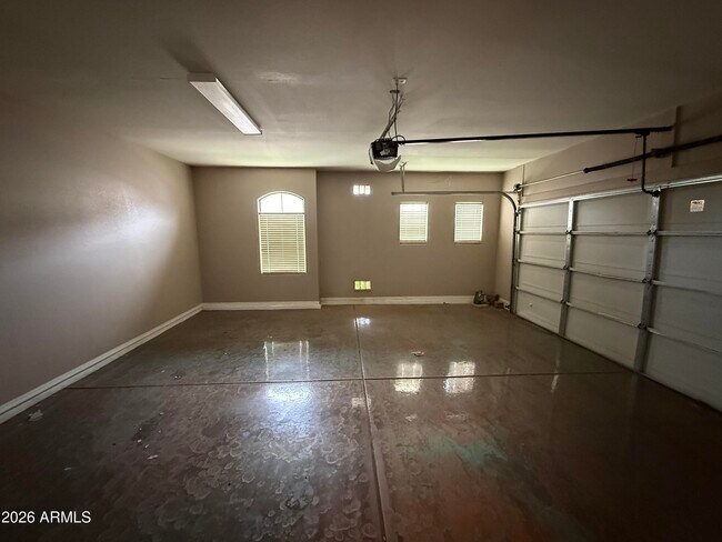 Building Photo - 1011 E Redwood Dr