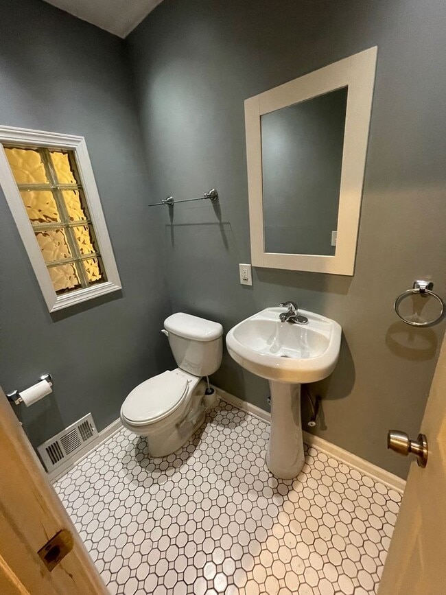 Building Photo - Charming 3bd/1.5ba Ranch in Desirable Royal Oak