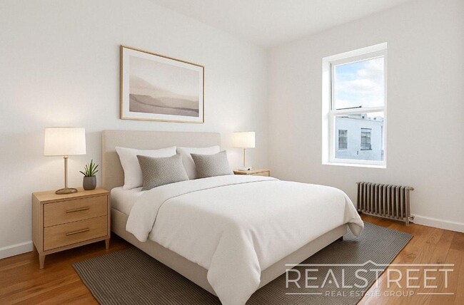 Building Photo - Lovely 4 BED Floor Thru in Bushick Townhouse