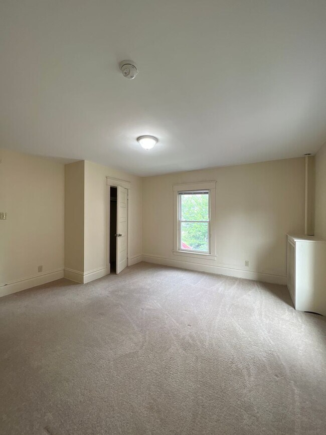 Building Photo - Two Bedroom apartment near engineering and...