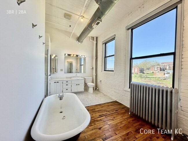 Building Photo - 1800 Central St