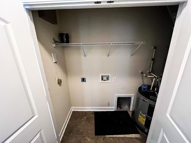 Building Photo - Greensboro 2 Bedroom, 2 Bathroom Condo