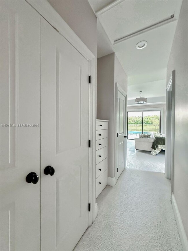 Building Photo - 400 Alexandra Cir