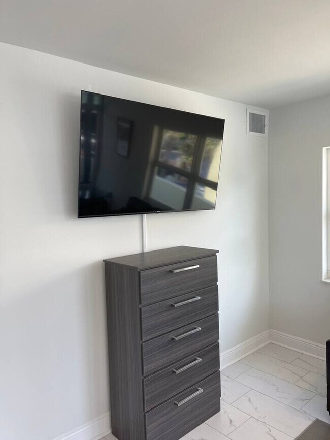 Building Photo - Beachfront Bloo's -2 Units-Ocean View Balc...