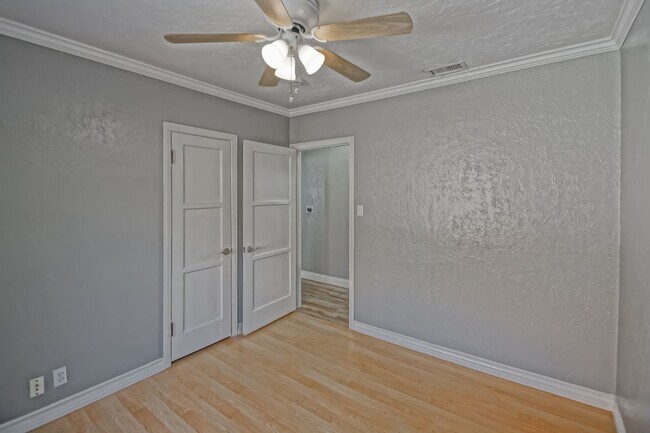 Building Photo - 2809 Carlsbad St