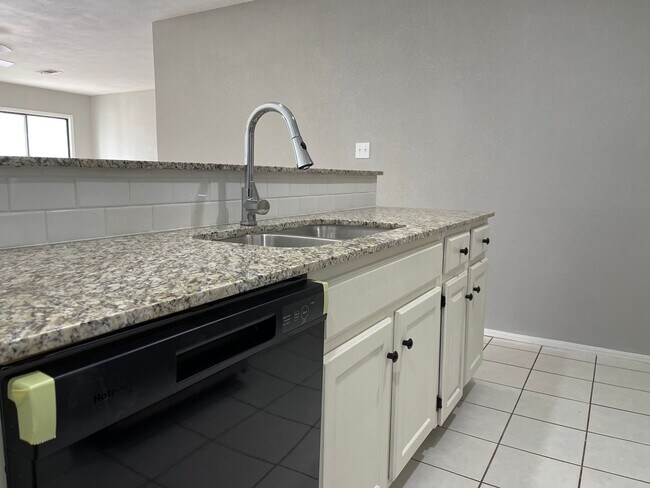 Building Photo - 8512 Southridge Dr