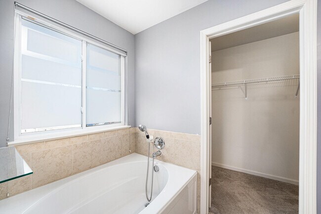 Building Photo - 27106 Ladbroke St