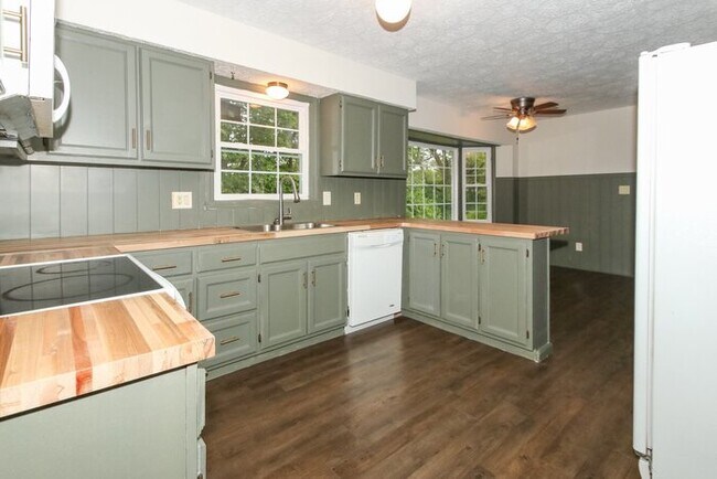 Building Photo - 4 Bedroom Carmel Home!