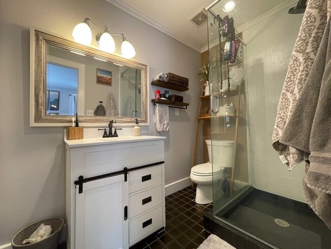 Building Photo - Large bright and clean Brookside home