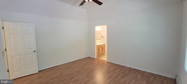 Building Photo - 2401 N Lakeshore Dr