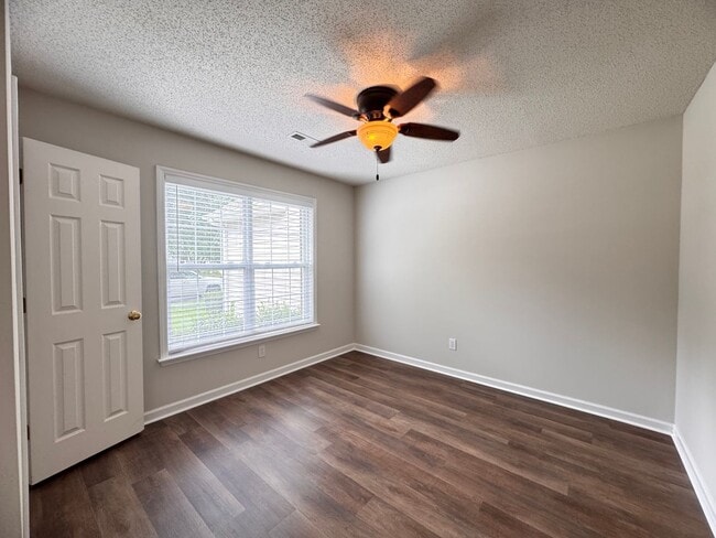 Building Photo - 2BR 2BA One Level Townhome with Garage