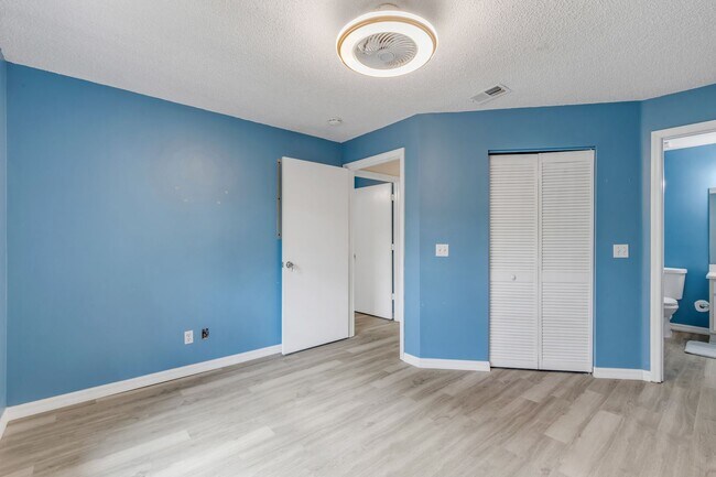 Building Photo - Spacious, sleek & central: 2Bedroom/2Bath condo in Daytona Beach!