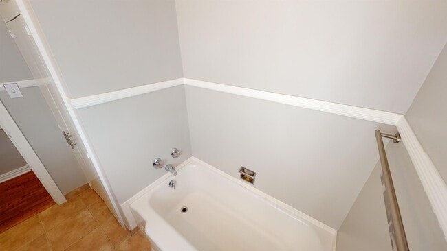 Building Photo - 218 E 33rd Pl