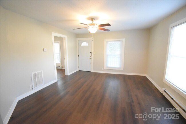 Building Photo - 337 Fox St SW