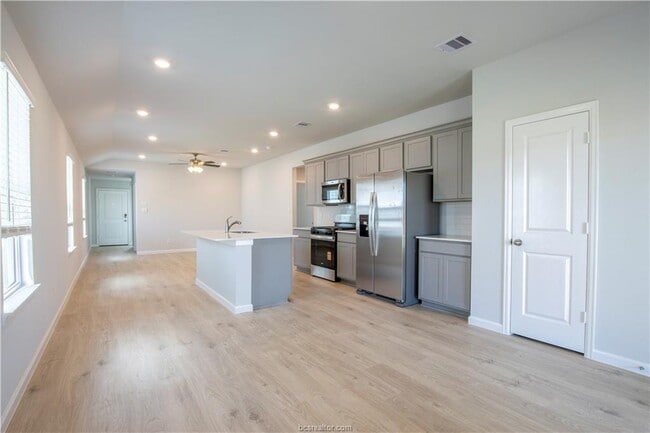 Building Photo - 883 Kickapoo Ln