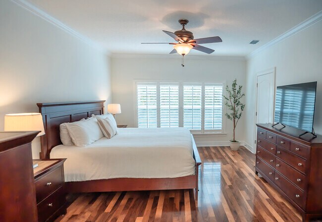 Building Photo - 603 S Gomez Ave