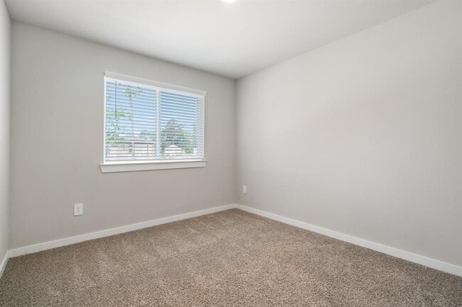 Building Photo - 14261 Lake Lodge Dr