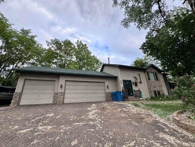 Building Photo - Rent Special!!! Walk To The Lake!