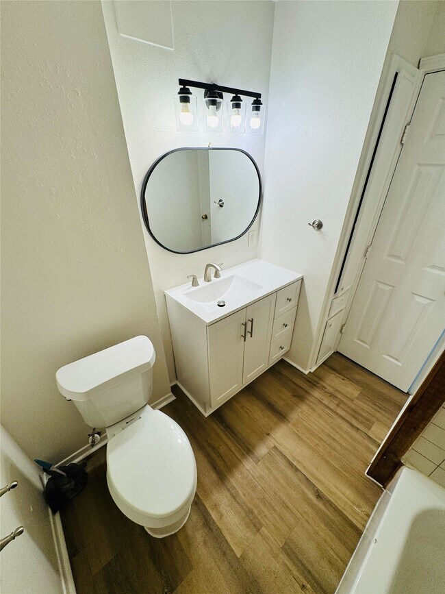 Building Photo - 340 N Houston