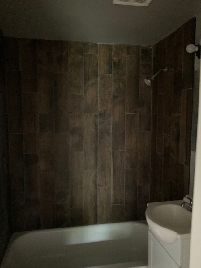 Building Photo - 2 Bed 1 Bath Stone Home in Del City