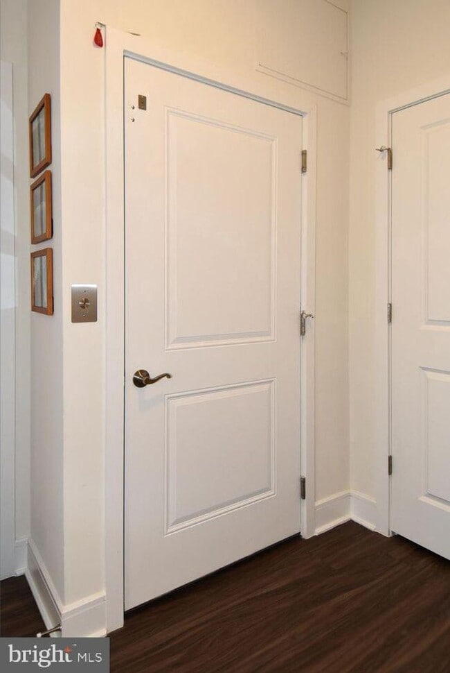 Building Photo - 4-Level Furnished townhome!