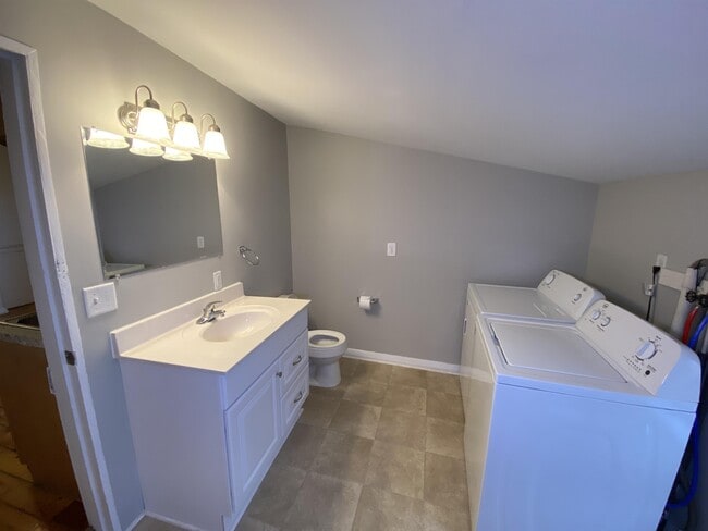 Building Photo - 212 York St